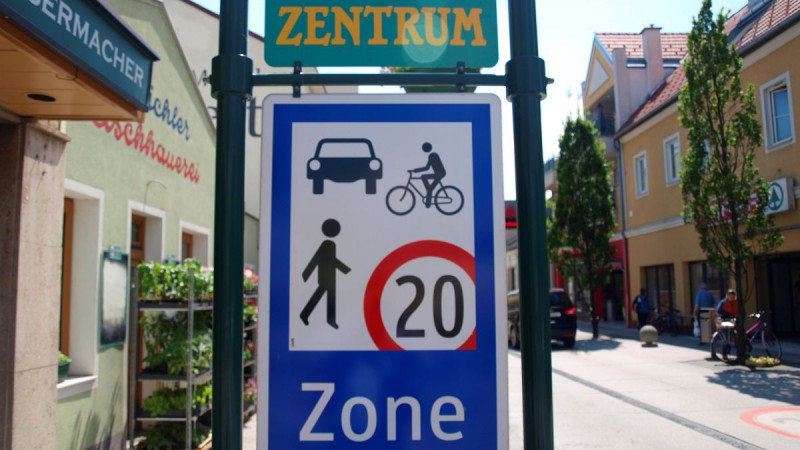 Schild für eine Begegnungszone im Ortszentrum