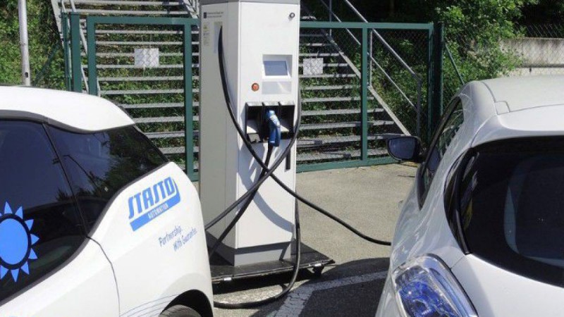 Zwei Elektroautos beim Laden